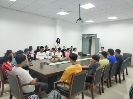 新生第一次自我介绍，想要获得别人的好印象，就不要说这3句话-新生做自我介绍如何不尴尬的说话