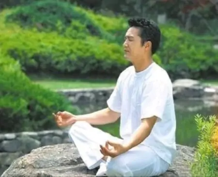 男性“雄性激素”不足，常见哪些表现？建议：多吃3种食物来补充（男人雄性激素过低特征吃什么药）