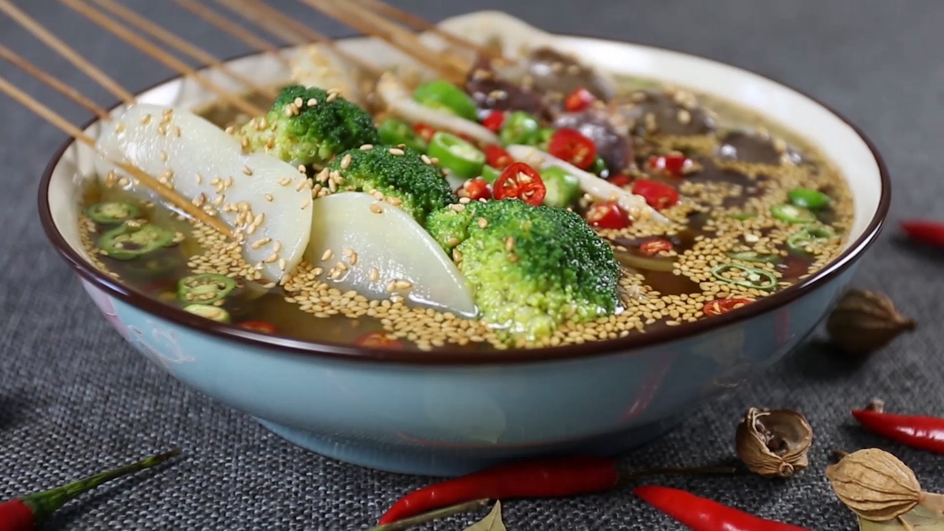 哪位亲可以告诉我钵钵鸡的具体做法，感激不尽啊。。。。。？（钵钵鸡的做法视频）