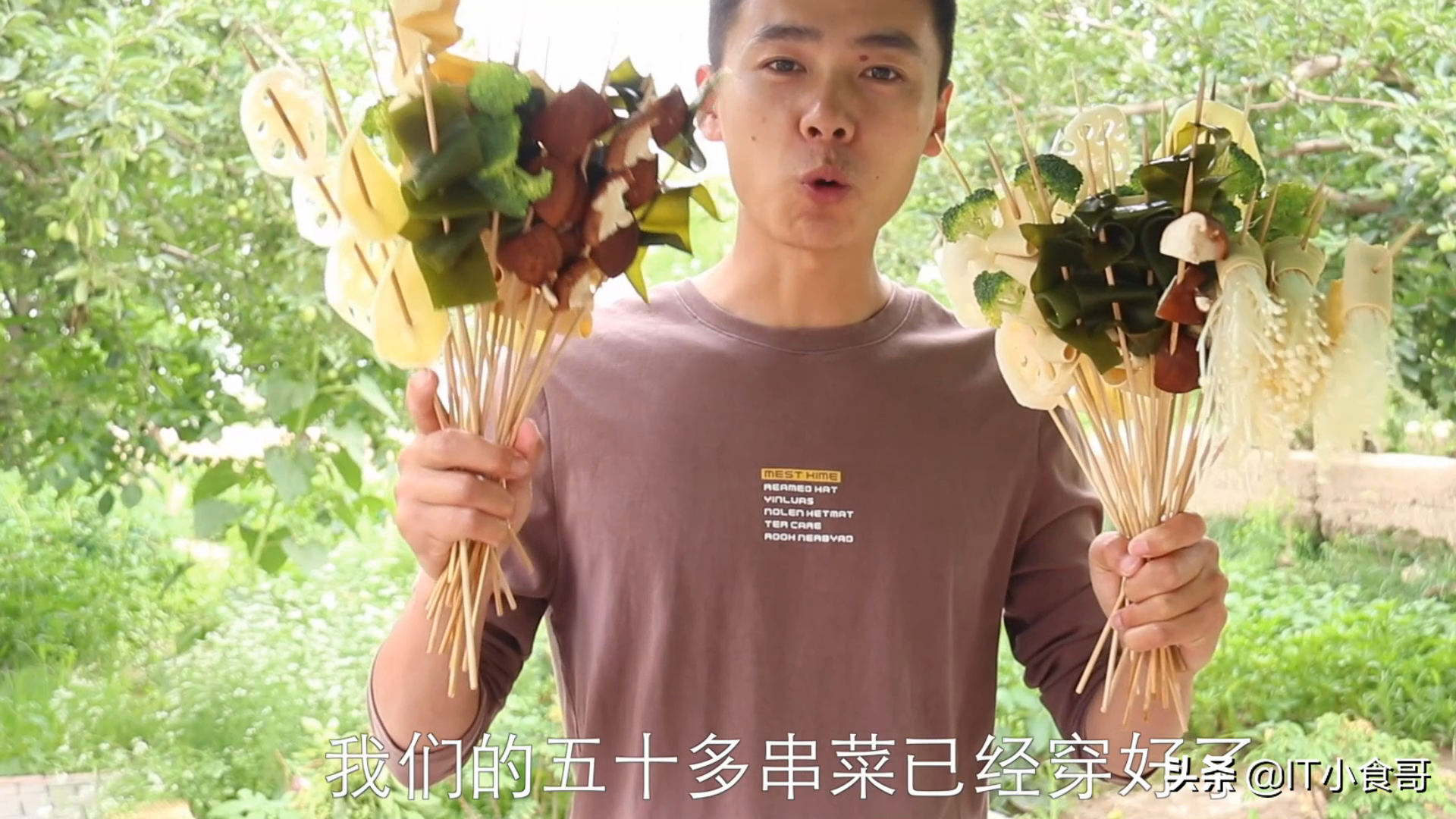 钵钵鸡，装进了青、白、黄各色菜，糅合了麻、辣、咸诸般味（钵钵鸡的调料配方）