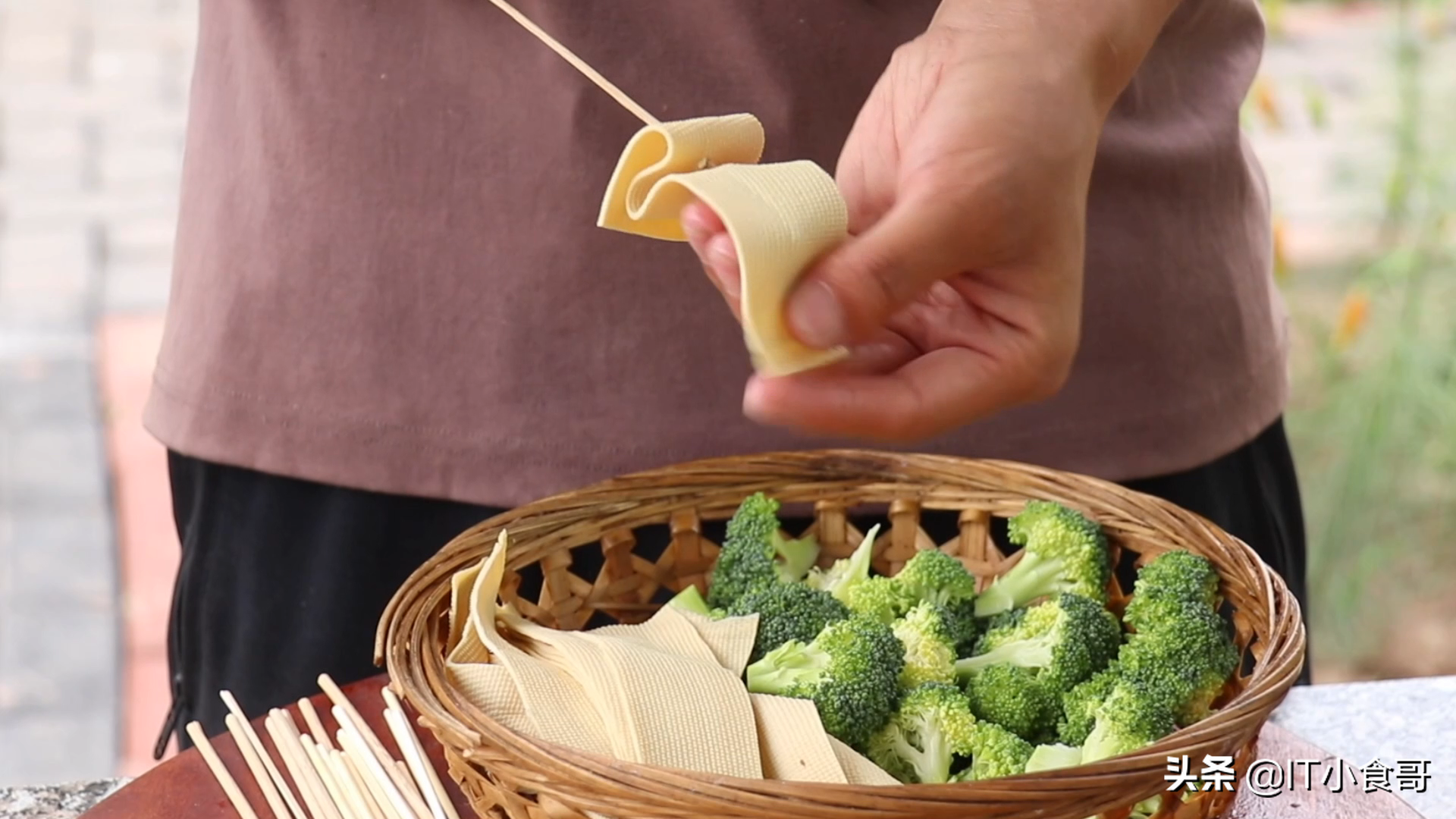 钵钵鸡，装进了青、白、黄各色菜，糅合了麻、辣、咸诸般味（钵钵鸡的调料配方）