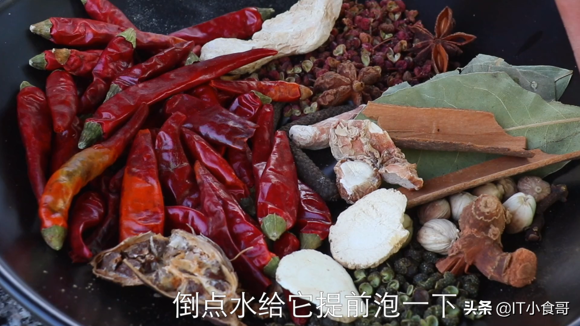 钵钵鸡，装进了青、白、黄各色菜，糅合了麻、辣、咸诸般味（钵钵鸡的调料配方）