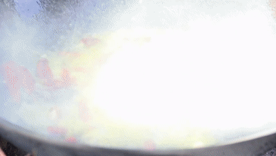 钵钵鸡，装进了青、白、黄各色菜，糅合了麻、辣、咸诸般味（钵钵鸡的调料配方）