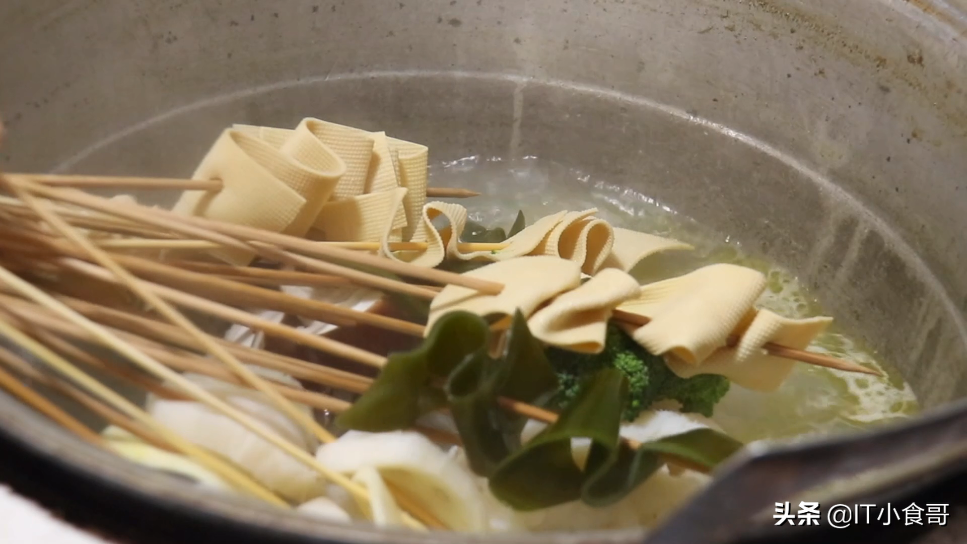 钵钵鸡，装进了青、白、黄各色菜，糅合了麻、辣、咸诸般味（钵钵鸡的调料配方）