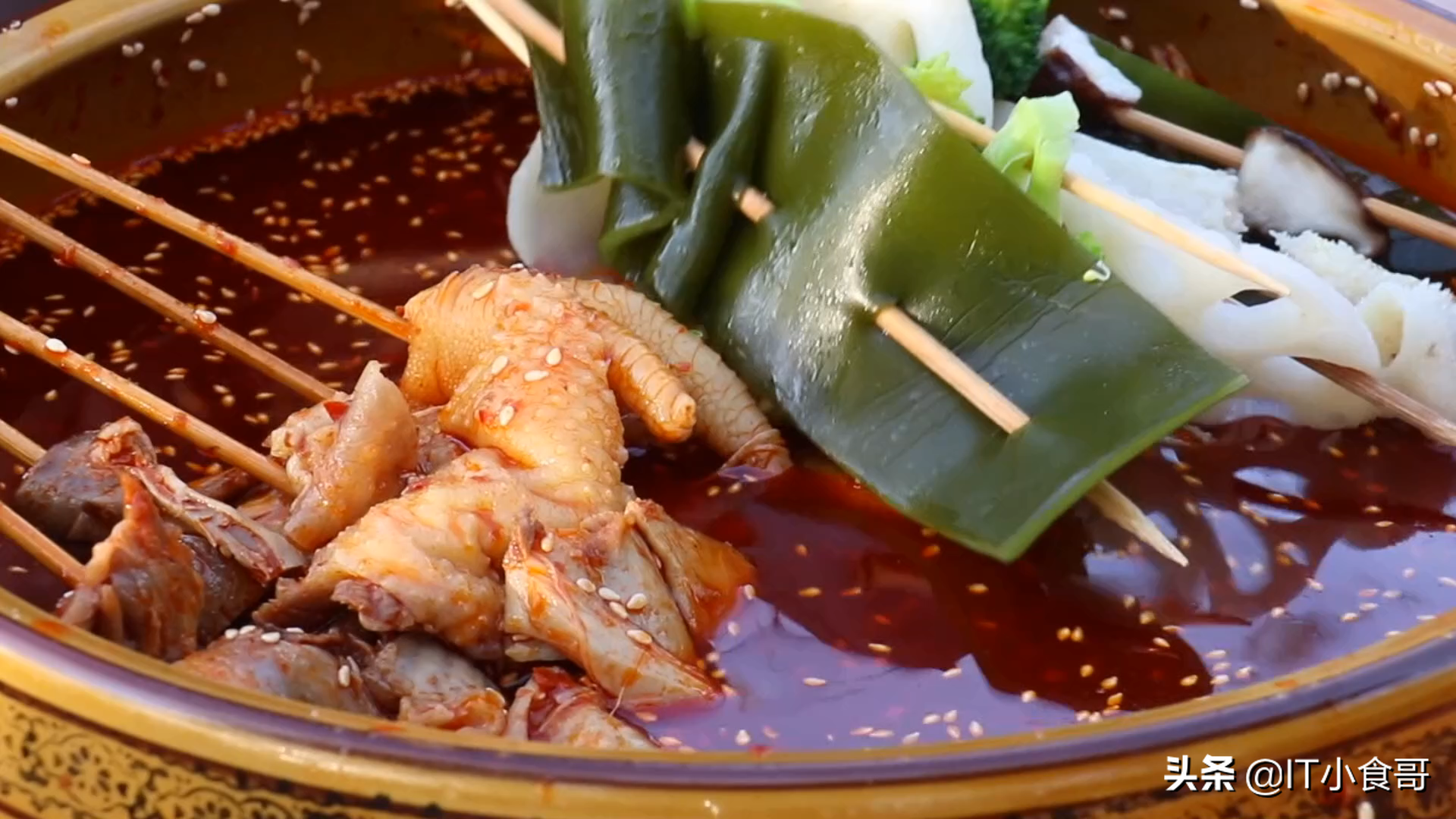 钵钵鸡，装进了青、白、黄各色菜，糅合了麻、辣、咸诸般味（钵钵鸡的调料配方）