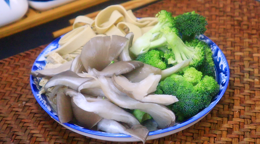 爱吃“钵钵鸡”，不用出去买了，在家也能轻松搞定，正宗四川味（钵钵鸡怎么做才好吃窍门）