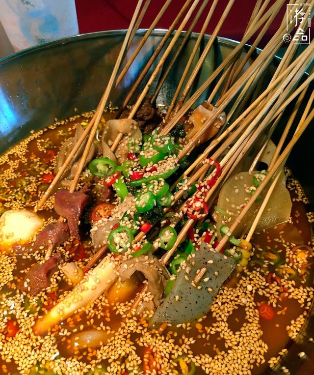 关于四川乐山钵钵鸡的疑问：有没有鸡肉，和冷串串有什么区别？（乐山钵钵鸡可以弄哪些菜）