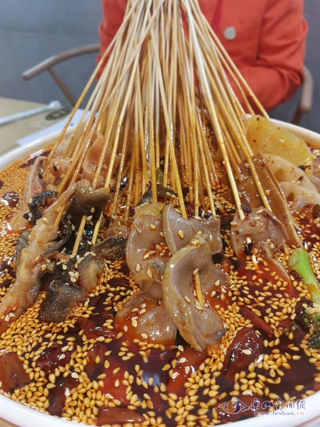 乐山人：你们爱吃的卤鸭儿、翘脚儿、钵钵鸡、麻辣烫有考核规范了（乐山卤鹅图片）