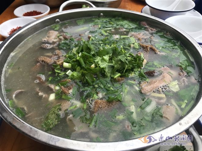 乐山人：你们爱吃的卤鸭儿、翘脚儿、钵钵鸡、麻辣烫有考核规范了（乐山卤鹅图片）