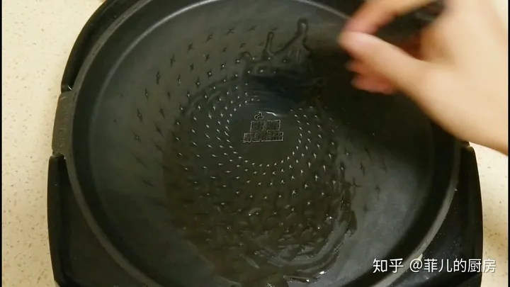 鸡蛋灌饼在家就能做，教你鼓大泡的诀窍，美味早餐轻松搞定（喷香的鸡蛋灌饼来啦,个个鼓大泡,一看就会,一做就对!）