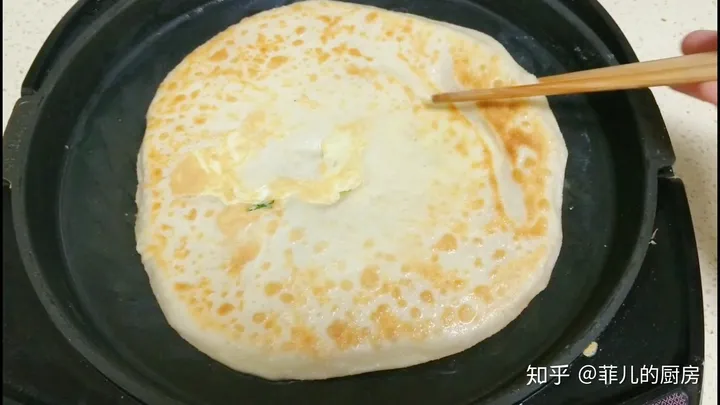 鸡蛋灌饼在家就能做，教你鼓大泡的诀窍，美味早餐轻松搞定（喷香的鸡蛋灌饼来啦,个个鼓大泡,一看就会,一做就对!）