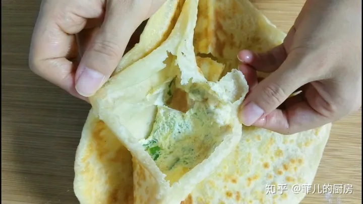 鸡蛋灌饼在家就能做，教你鼓大泡的诀窍，美味早餐轻松搞定（喷香的鸡蛋灌饼来啦,个个鼓大泡,一看就会,一做就对!）