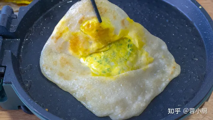 鸡蛋灌饼最简单正宗的做法，有技巧无难度，个个鼓大泡，不用再买（鸡蛋灌饼在家怎么做）