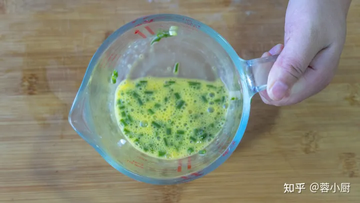 鸡蛋灌饼最简单正宗的做法，有技巧无难度，个个鼓大泡，不用再买（鸡蛋灌饼在家怎么做）