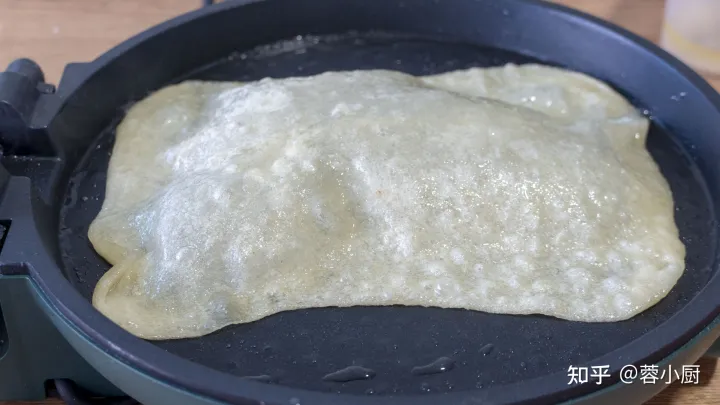 鸡蛋灌饼最简单正宗的做法，有技巧无难度，个个鼓大泡，不用再买（鸡蛋灌饼在家怎么做）