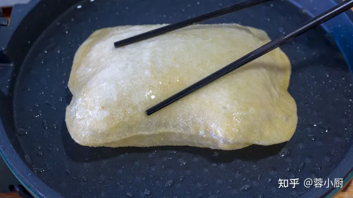 鸡蛋灌饼最简单正宗的做法，有技巧无难度，个个鼓大泡，不用再买（鸡蛋灌饼在家怎么做）