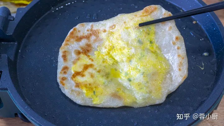 鸡蛋灌饼最简单正宗的做法，有技巧无难度，个个鼓大泡，不用再买（鸡蛋灌饼在家怎么做）