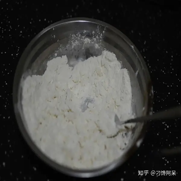 在家也能做出美味的鸡蛋灌饼，以后早餐再也不用出去买了（鸡蛋灌饼制作方法）
