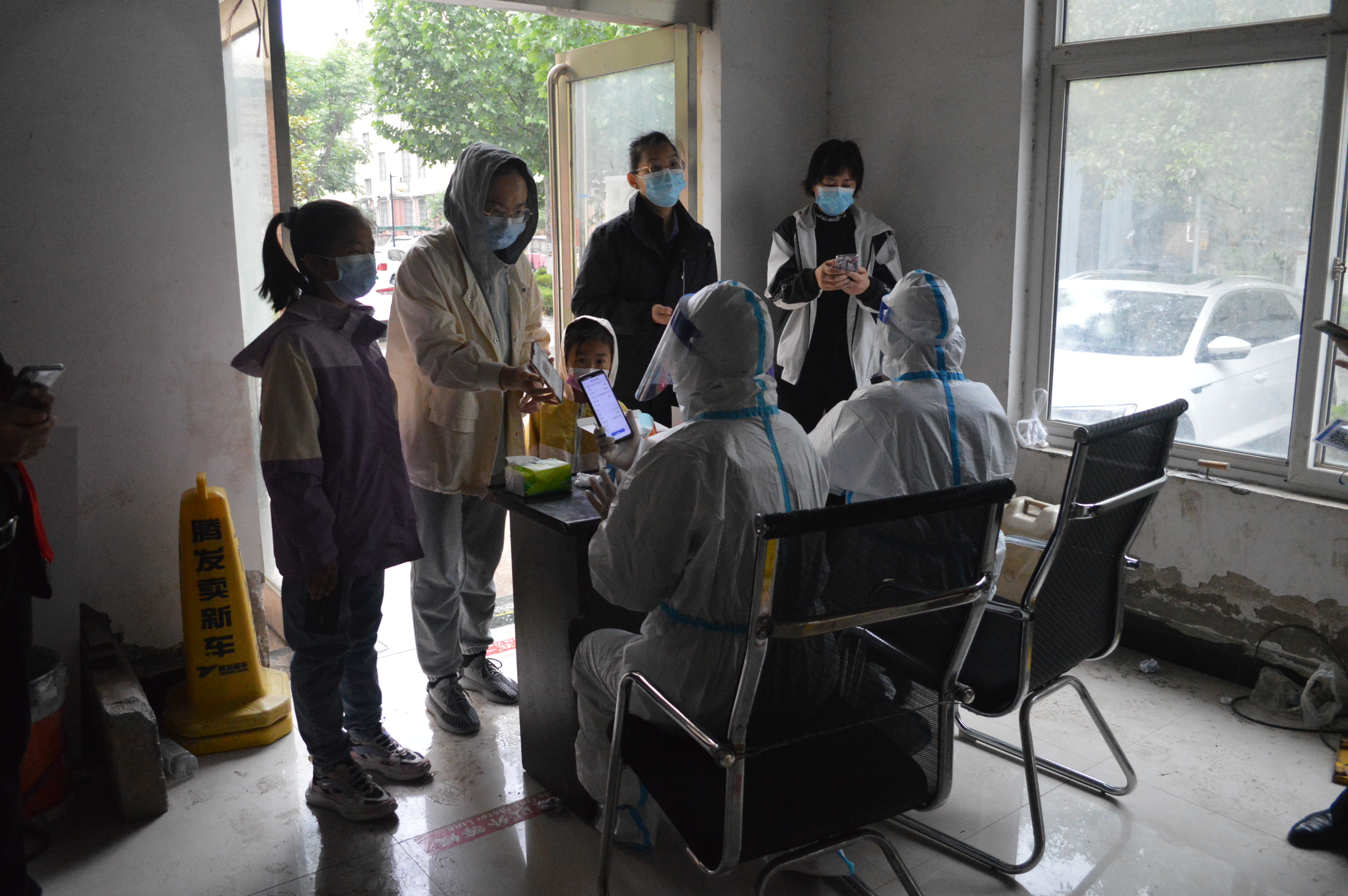 长垣：寒冷小雨都挡不住我们做核酸检测，祝福所有妈妈母亲节快乐-小女孩做核酸遇到妈妈