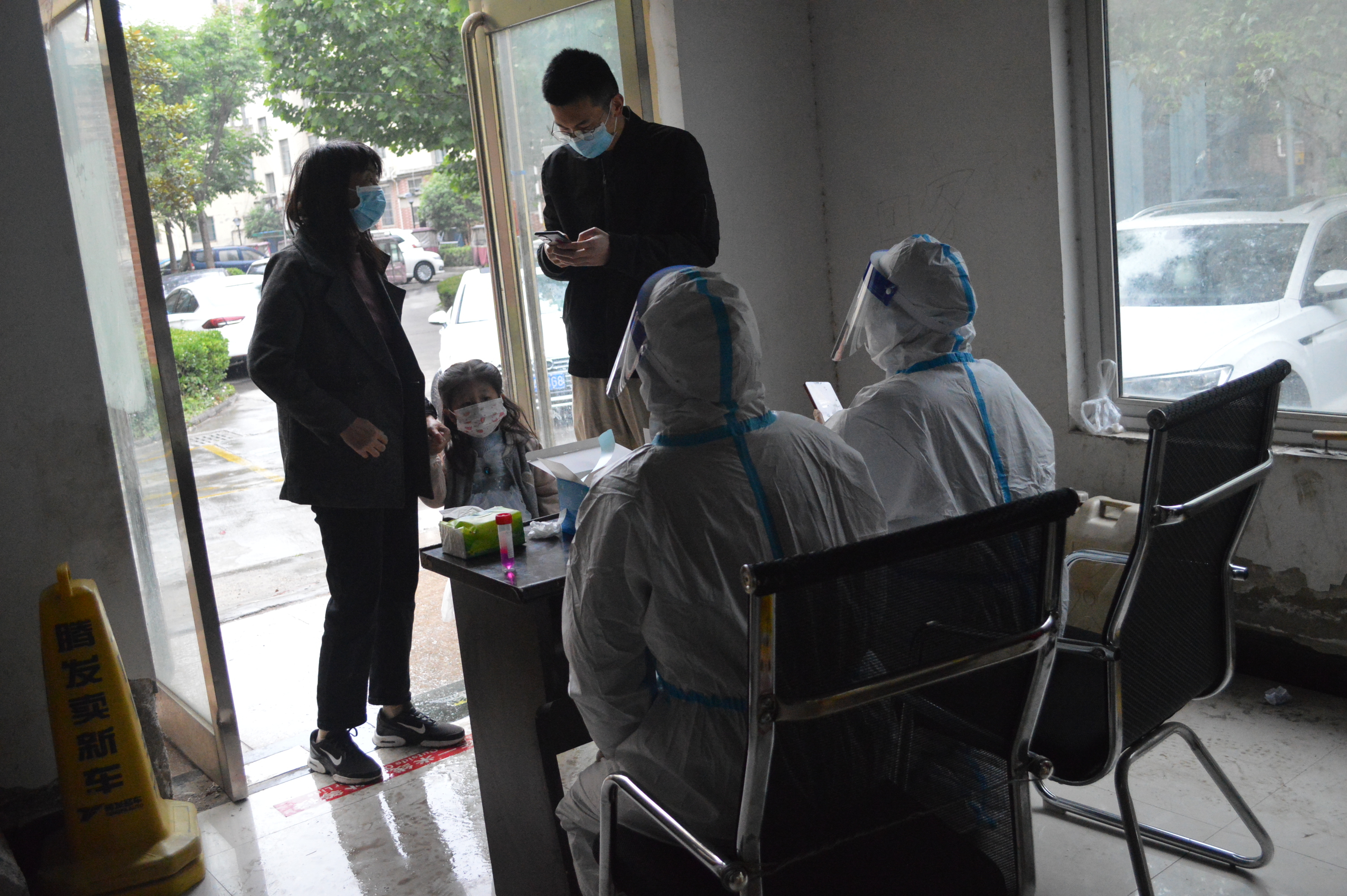 长垣：寒冷小雨都挡不住我们做核酸检测，祝福所有妈妈母亲节快乐-小女孩做核酸遇到妈妈