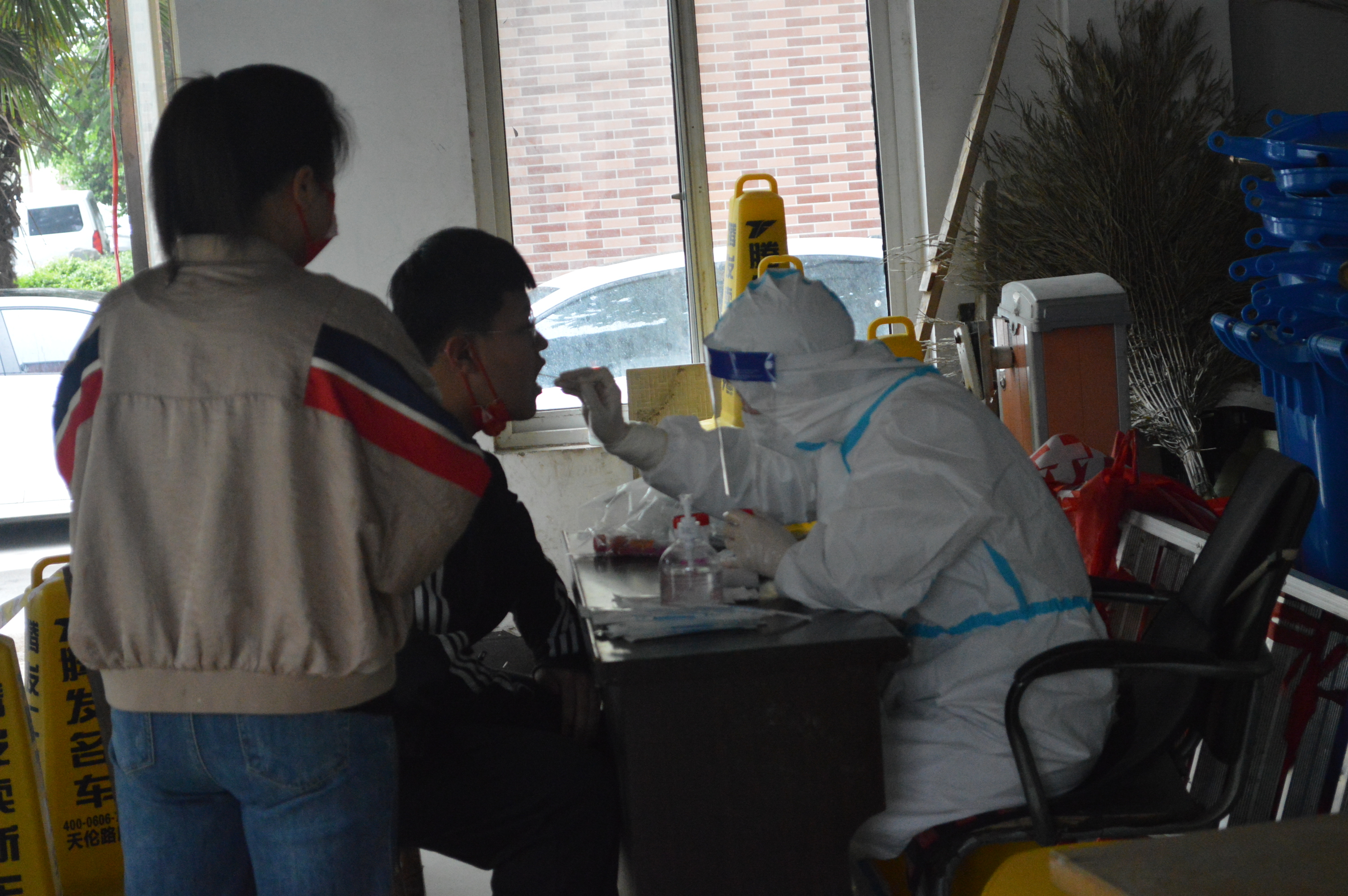 长垣：寒冷小雨都挡不住我们做核酸检测，祝福所有妈妈母亲节快乐-小女孩做核酸遇到妈妈