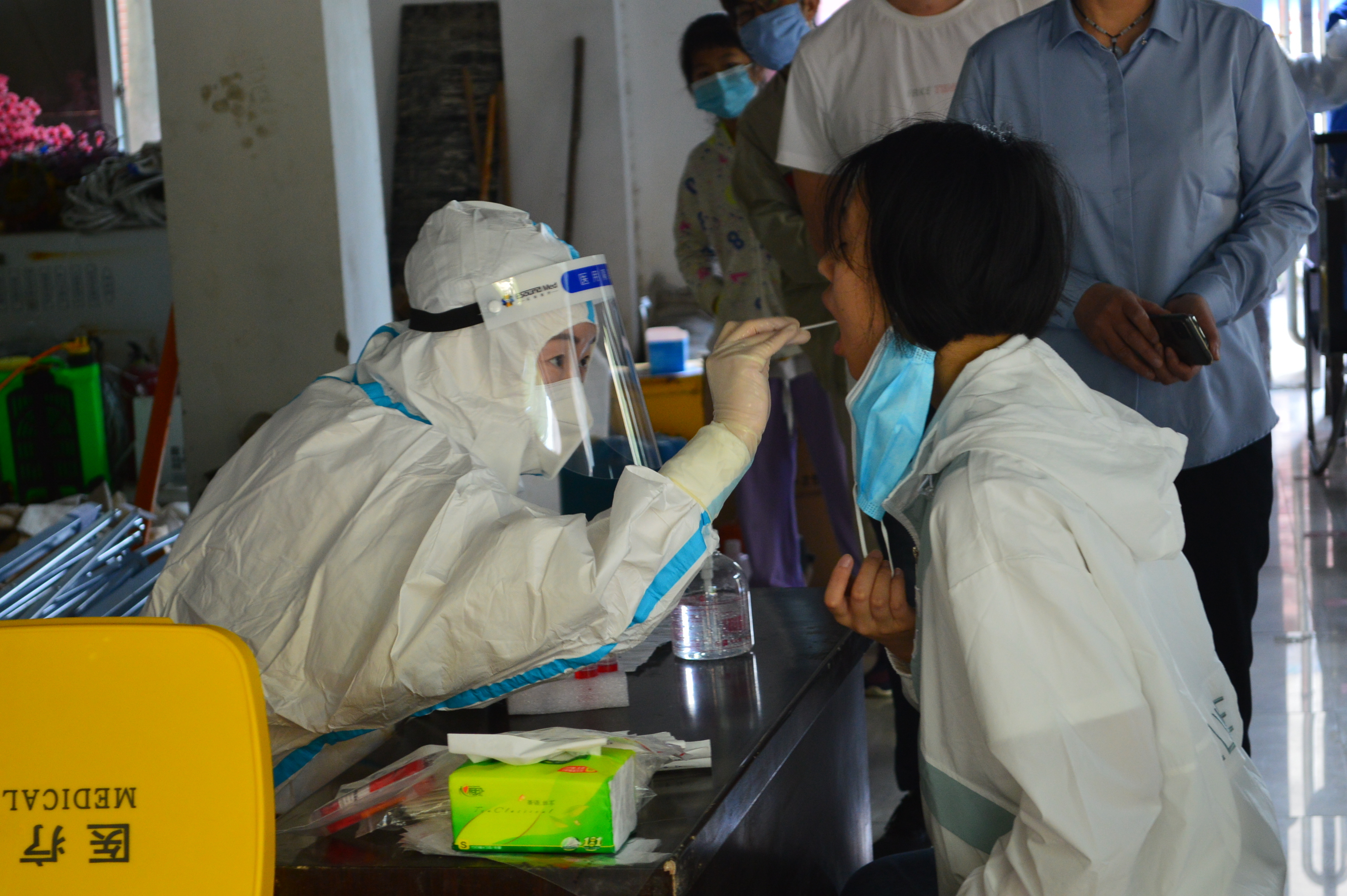 长垣：寒冷小雨都挡不住我们做核酸检测，祝福所有妈妈母亲节快乐-小女孩做核酸遇到妈妈