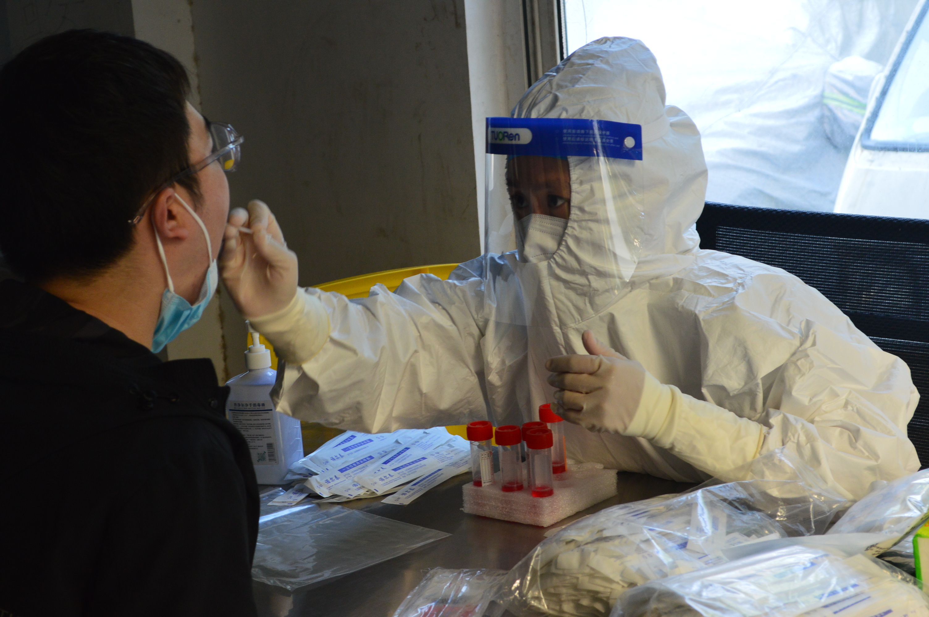 长垣：寒冷小雨都挡不住我们做核酸检测，祝福所有妈妈母亲节快乐-小女孩做核酸遇到妈妈