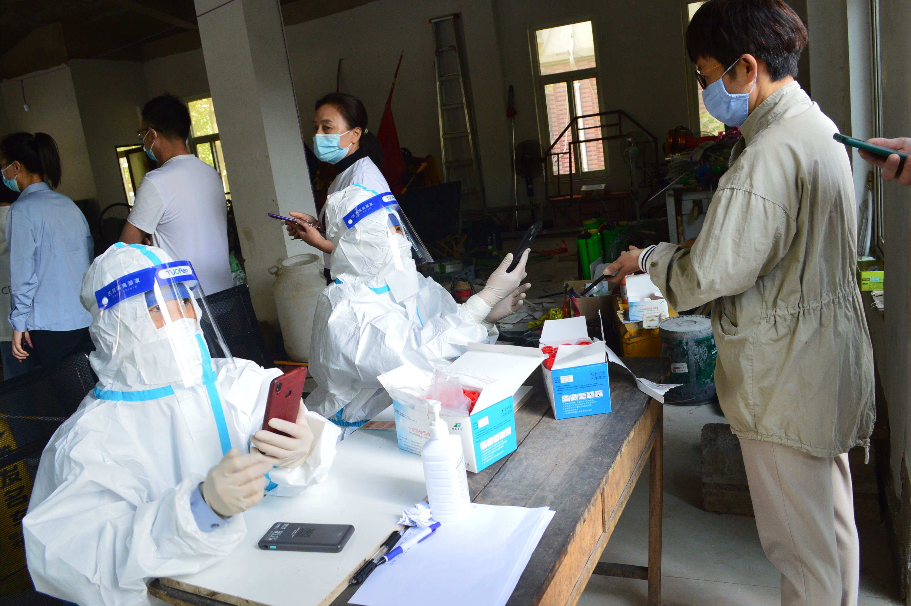 长垣：寒冷小雨都挡不住我们做核酸检测，祝福所有妈妈母亲节快乐-小女孩做核酸遇到妈妈