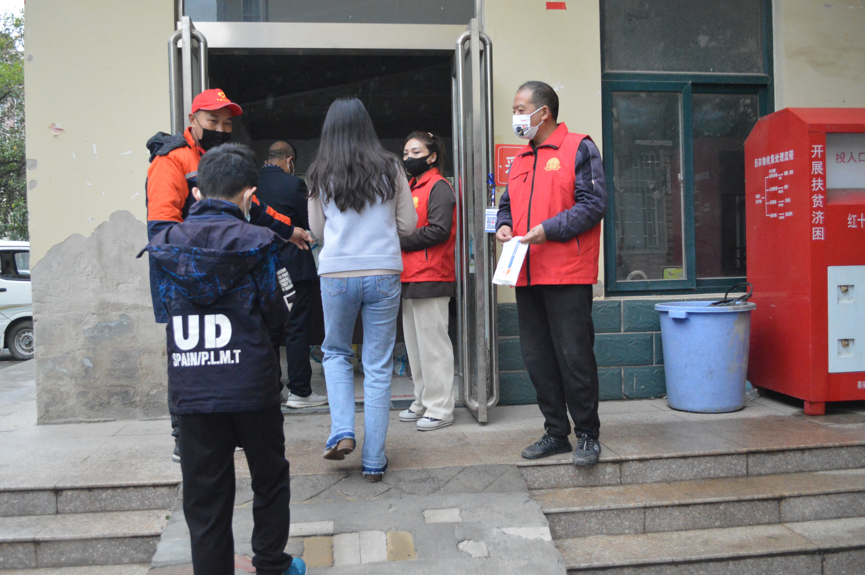 长垣：寒冷小雨都挡不住我们做核酸检测，祝福所有妈妈母亲节快乐-小女孩做核酸遇到妈妈