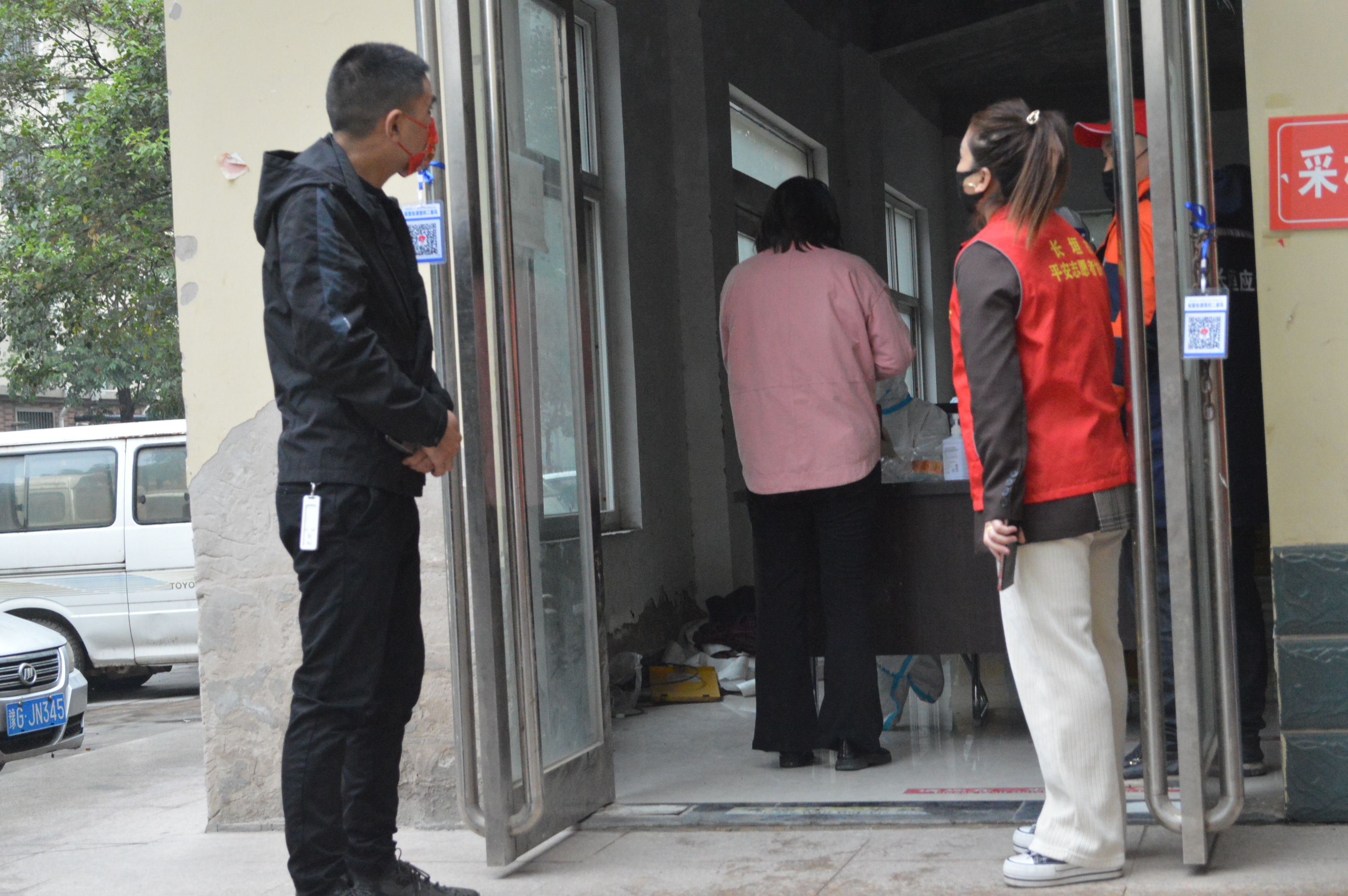 长垣：寒冷小雨都挡不住我们做核酸检测，祝福所有妈妈母亲节快乐-小女孩做核酸遇到妈妈