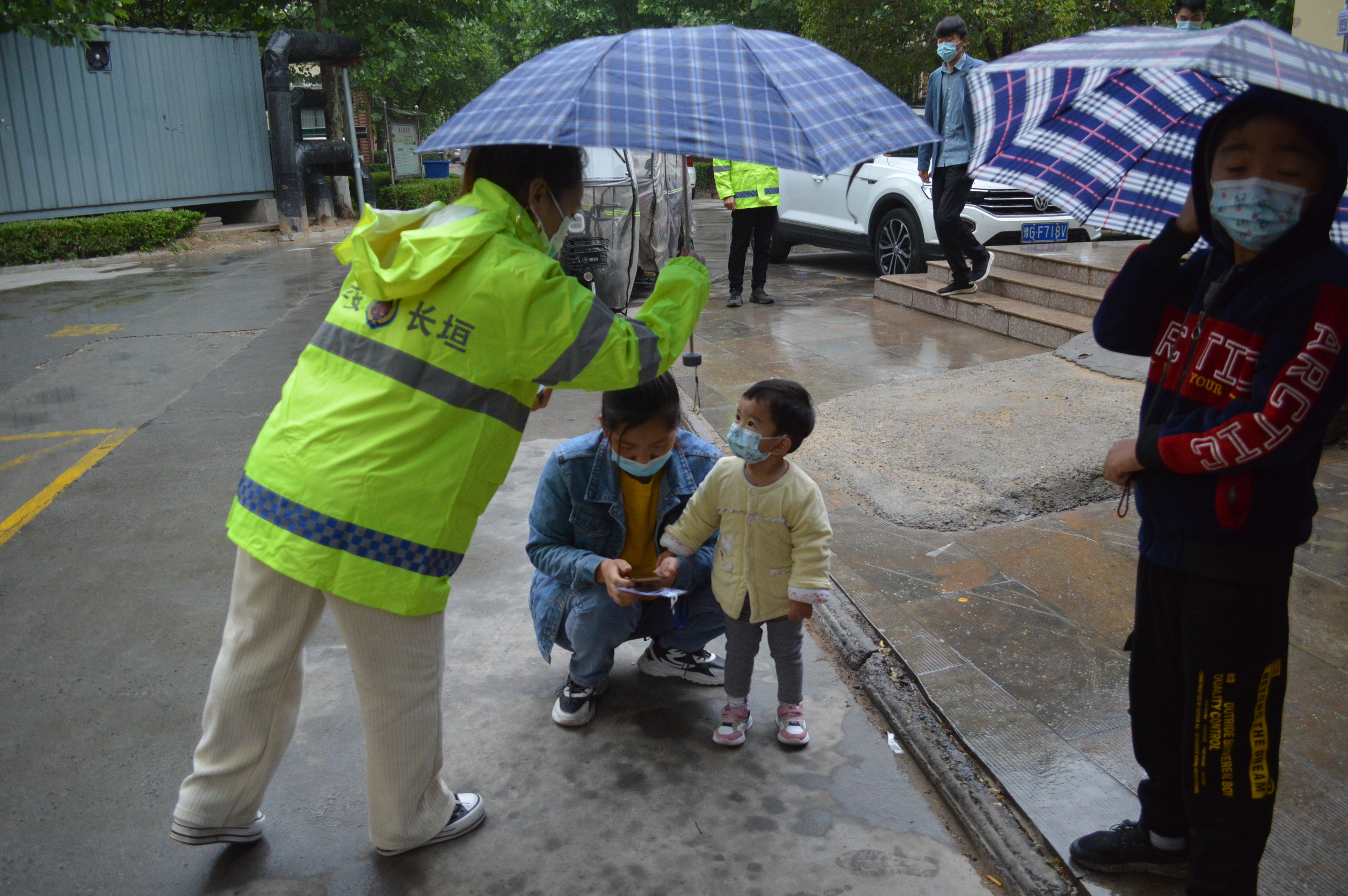 长垣：寒冷小雨都挡不住我们做核酸检测，祝福所有妈妈母亲节快乐-小女孩做核酸遇到妈妈