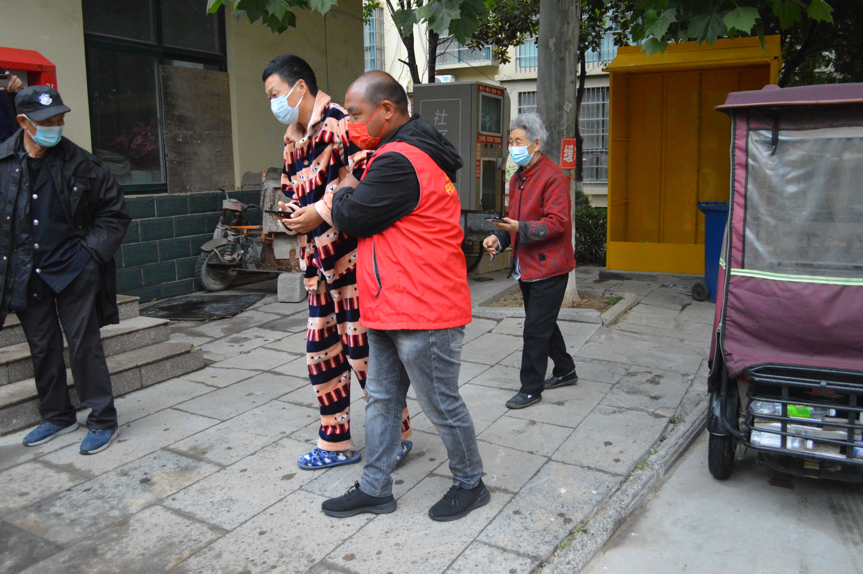长垣：寒冷小雨都挡不住我们做核酸检测，祝福所有妈妈母亲节快乐-小女孩做核酸遇到妈妈