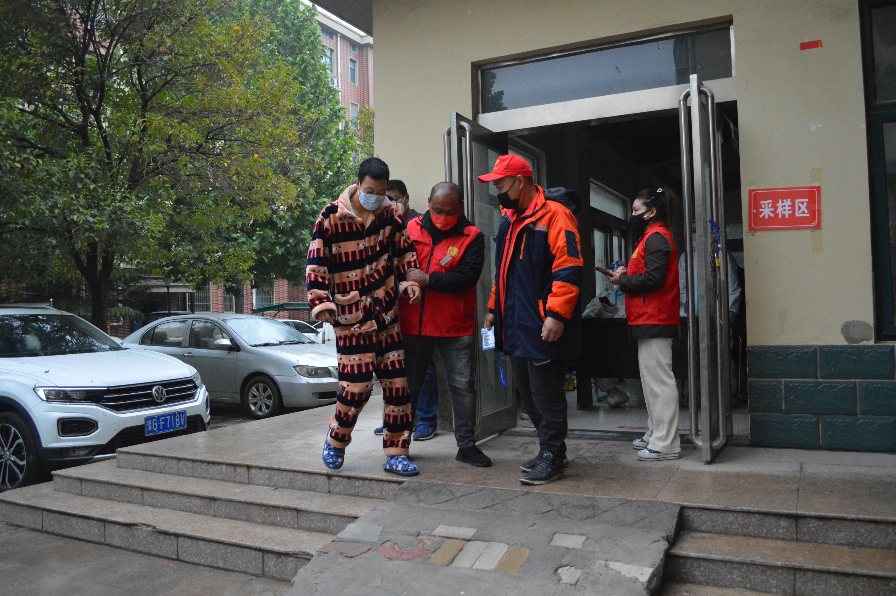 长垣：寒冷小雨都挡不住我们做核酸检测，祝福所有妈妈母亲节快乐-小女孩做核酸遇到妈妈