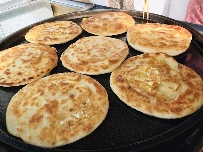 郑州西郊最实惠的鸡蛋灌饼，17年坚持先煎后烤，一个都能吃饱（郑州最好吃的鸡蛋灌饼）