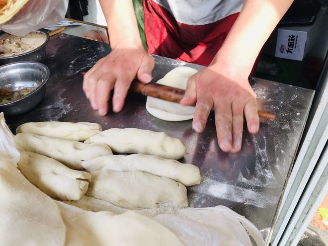 郑州西郊最实惠的鸡蛋灌饼，17年坚持先煎后烤，一个都能吃饱（郑州最好吃的鸡蛋灌饼）
