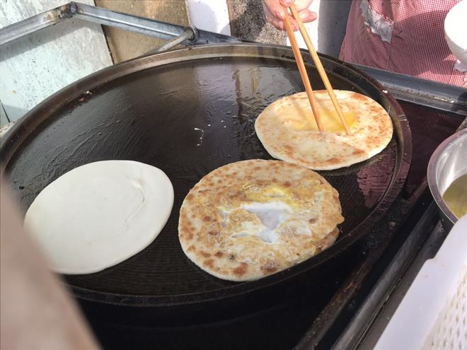 郑州西郊最实惠的鸡蛋灌饼，17年坚持先煎后烤，一个都能吃饱（郑州最好吃的鸡蛋灌饼）