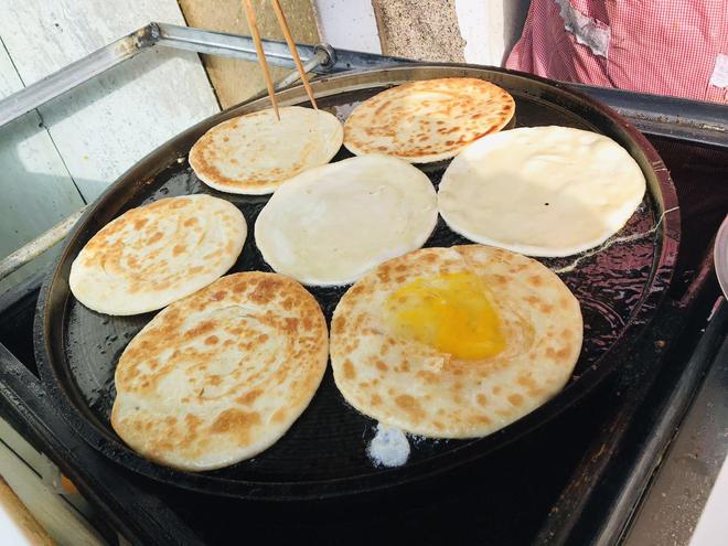 郑州西郊最实惠的鸡蛋灌饼，17年坚持先煎后烤，一个都能吃饱（郑州最好吃的鸡蛋灌饼）