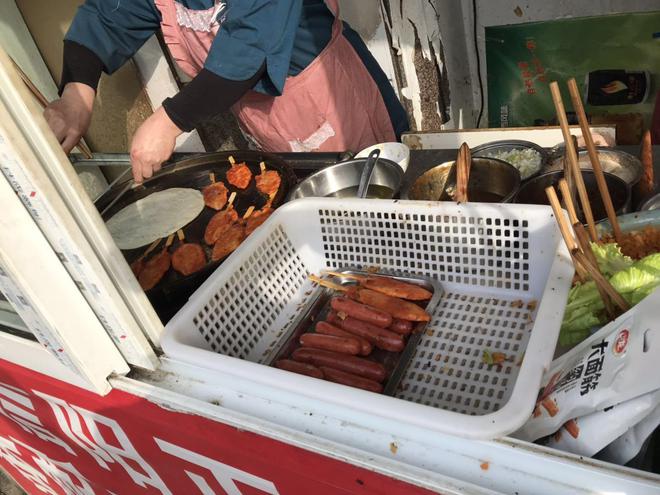 郑州西郊最实惠的鸡蛋灌饼，17年坚持先煎后烤，一个都能吃饱（郑州最好吃的鸡蛋灌饼）