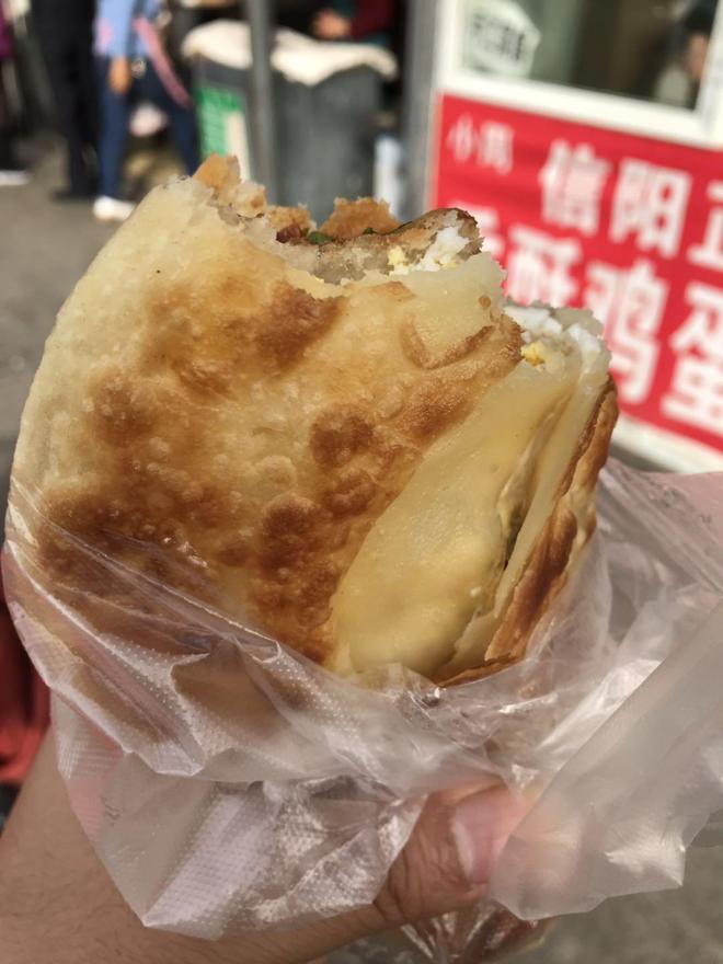 郑州西郊最实惠的鸡蛋灌饼，17年坚持先煎后烤，一个都能吃饱（郑州最好吃的鸡蛋灌饼）