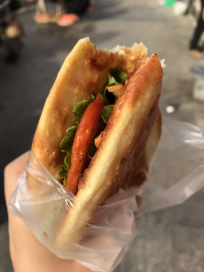 郑州西郊最实惠的鸡蛋灌饼，17年坚持先煎后烤，一个都能吃饱（郑州最好吃的鸡蛋灌饼）