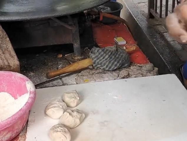 实拍印度街头小吃，看完鸡蛋灌饼全过程，小伙顿时没食欲了（印度街头煎鸡蛋）