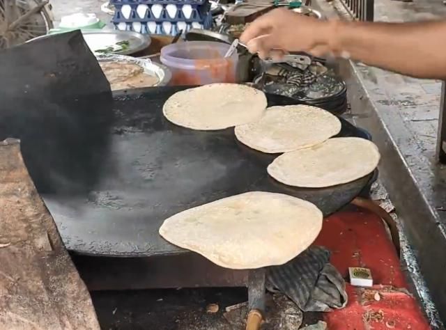 实拍印度街头小吃，看完鸡蛋灌饼全过程，小伙顿时没食欲了（印度街头煎鸡蛋）