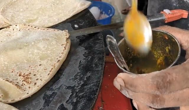 实拍印度街头小吃，看完鸡蛋灌饼全过程，小伙顿时没食欲了（印度街头煎鸡蛋）