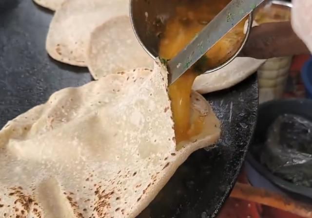 实拍印度街头小吃，看完鸡蛋灌饼全过程，小伙顿时没食欲了（印度街头煎鸡蛋）