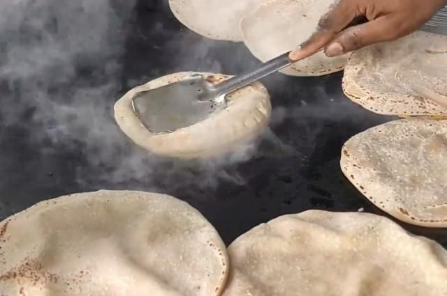 实拍印度街头小吃，看完鸡蛋灌饼全过程，小伙顿时没食欲了（印度街头煎鸡蛋）