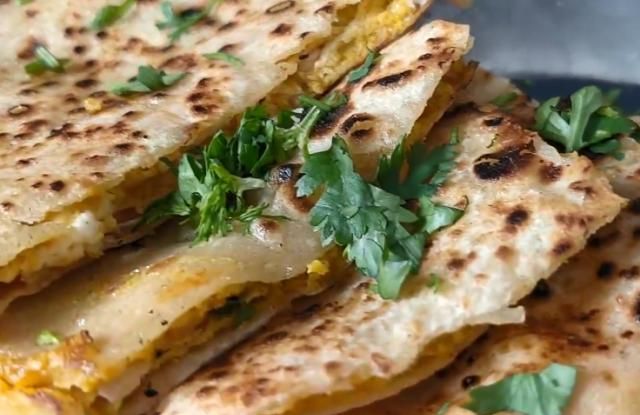 实拍印度街头小吃，看完鸡蛋灌饼全过程，小伙顿时没食欲了（印度街头煎鸡蛋）