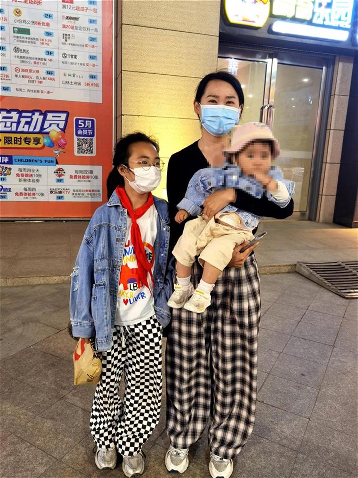 二孩妈妈母亲节拾“机”不昧，女儿想把好事写进作文（俩个孩子妈妈的无奈）