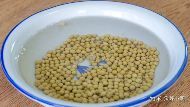 想吃豆芽不用买，教你在家自己做，做法简单靠谱，发芽快不腐烂（自己豆芽怎么发）