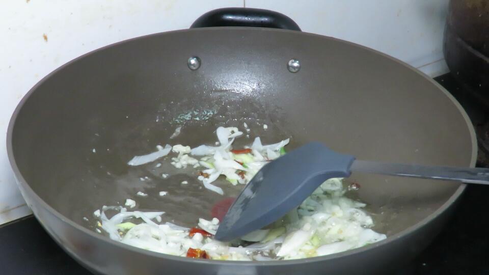 黄豆芽怎么做才好吃？5分钟就出锅，香辣美味，好吃到停不下来（黄豆芽怎么做好吃视频教程）