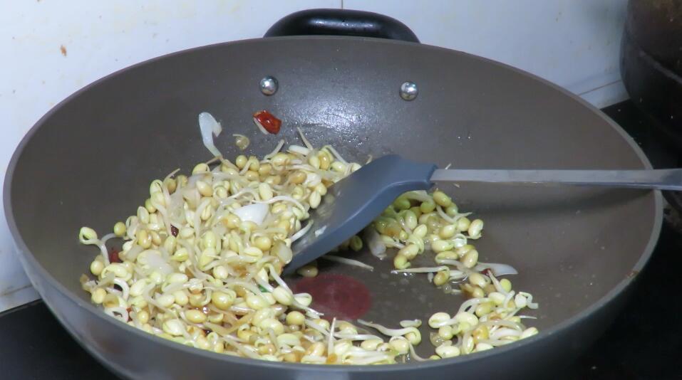 黄豆芽怎么做才好吃？5分钟就出锅，香辣美味，好吃到停不下来（黄豆芽怎么做好吃视频教程）